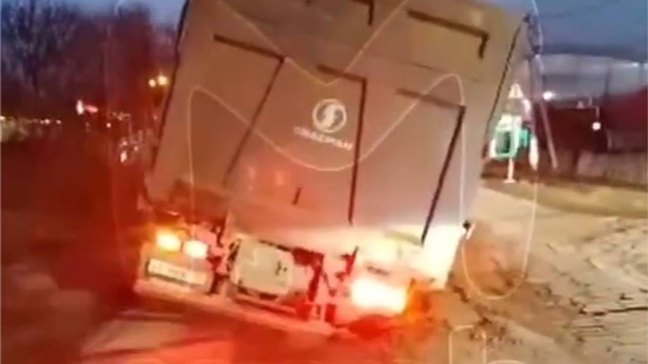 Грузовик засосало под асфальт в российском городе