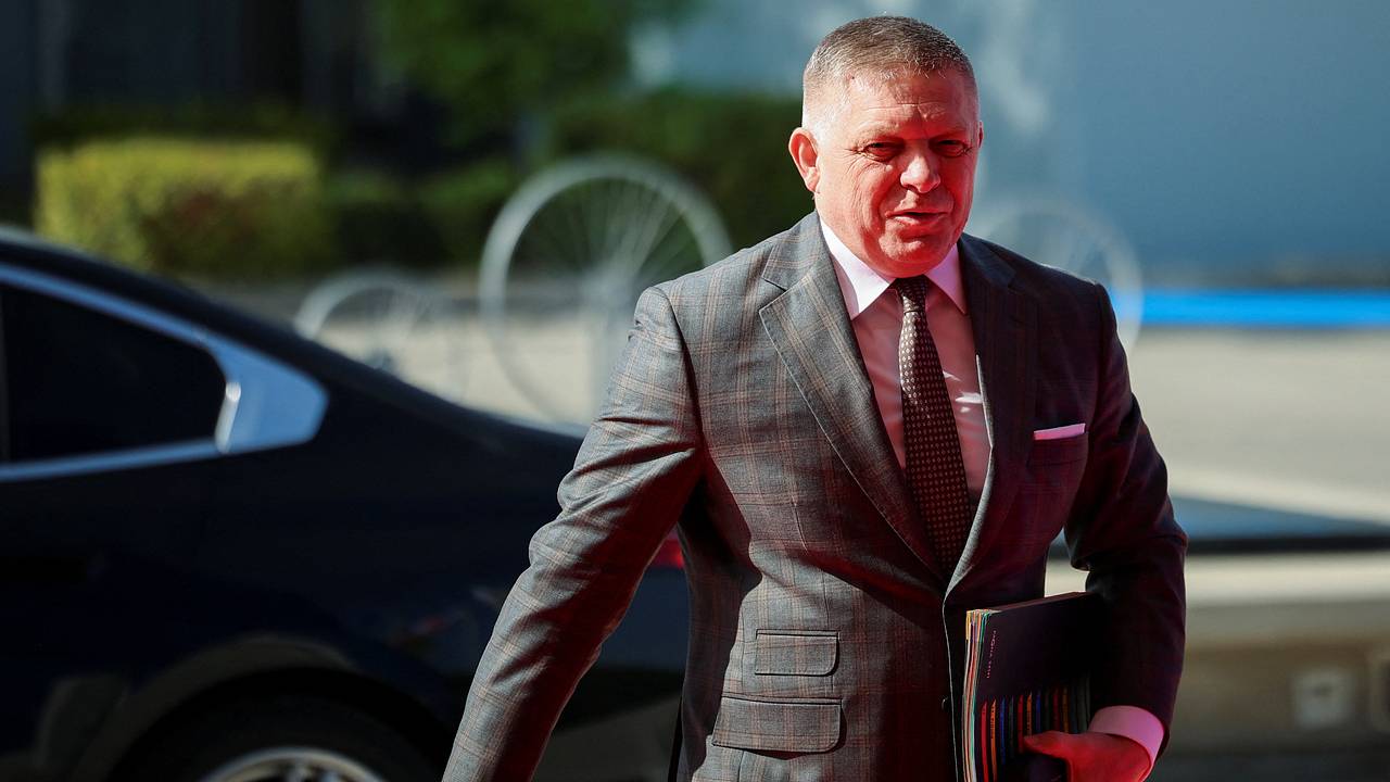 Премьер Словакии стал грузчиком