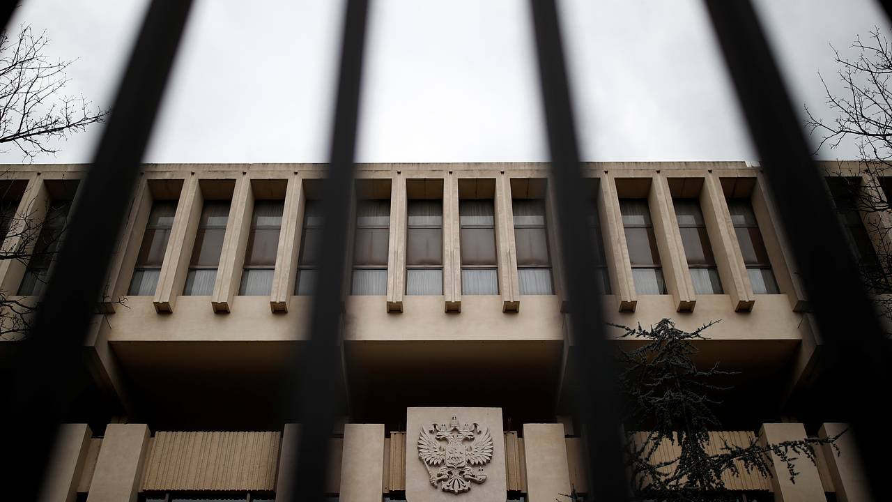 Посольству России в европейской столице заблокировали карты для оплаты бензина