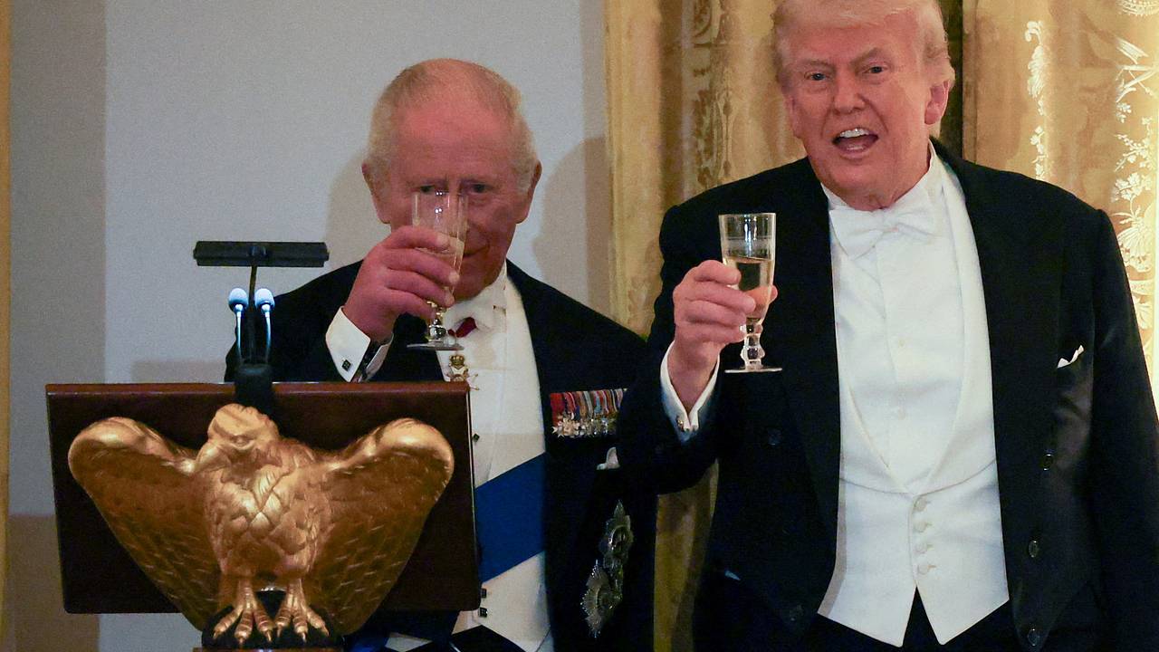 Макрон оценил шутку Карла III на ужине с Трампом