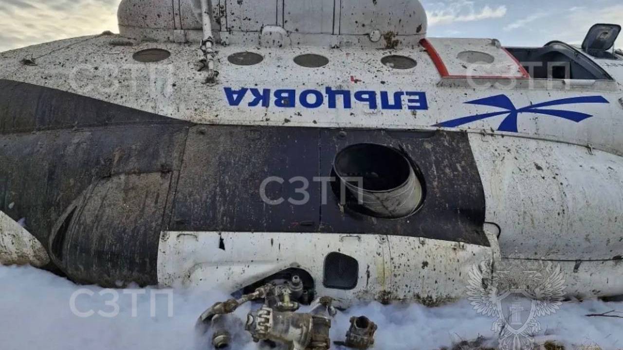 Пассажирский вертолет совершил жесткую посадку в российском регионе
