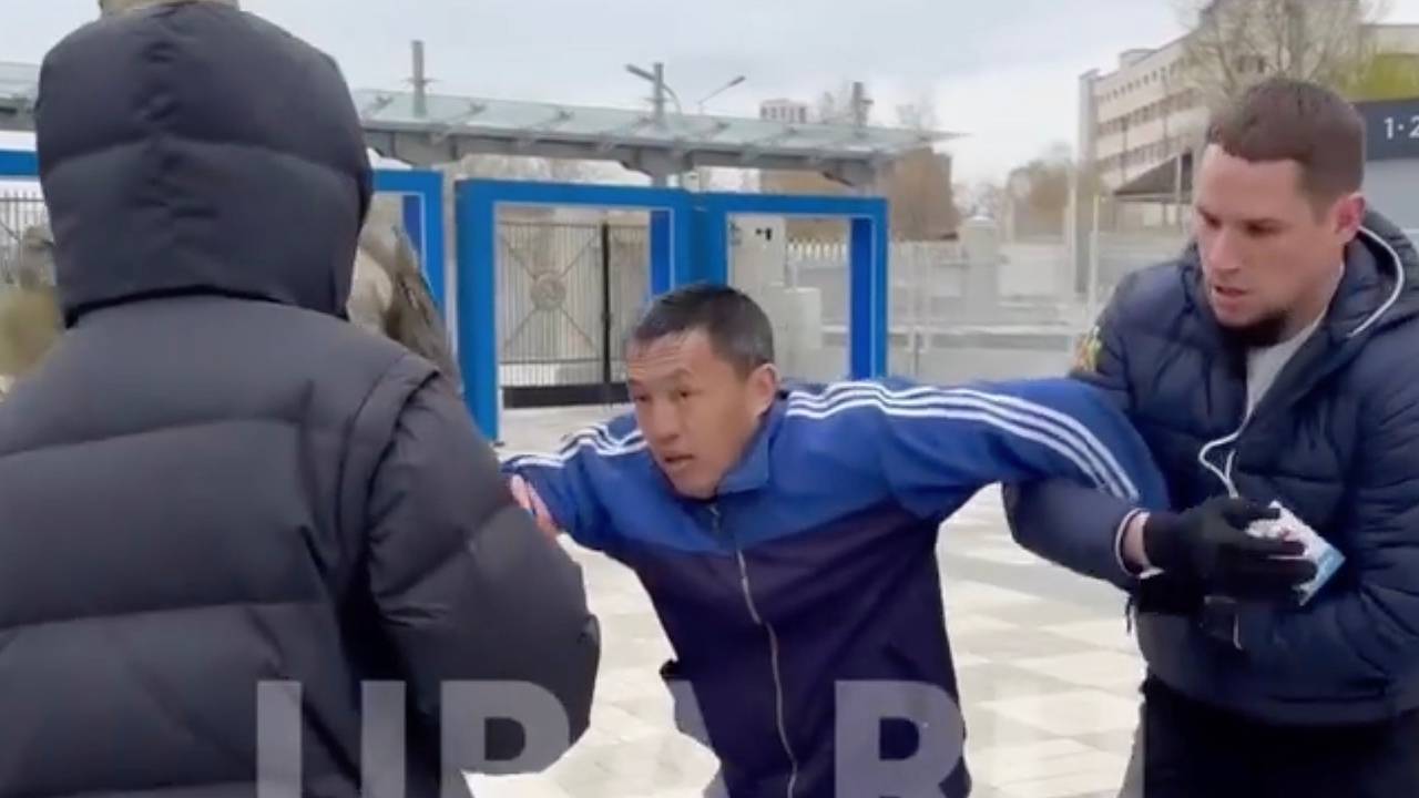 Российский губернатор пообещал помощь прорывавшемуся к нему на митинге мужчине