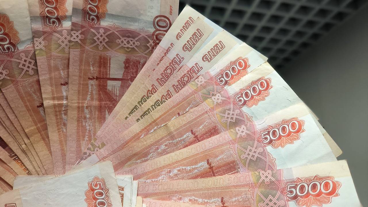 Средняя зарплата в девяти отраслях превысила 150 тысяч рублей