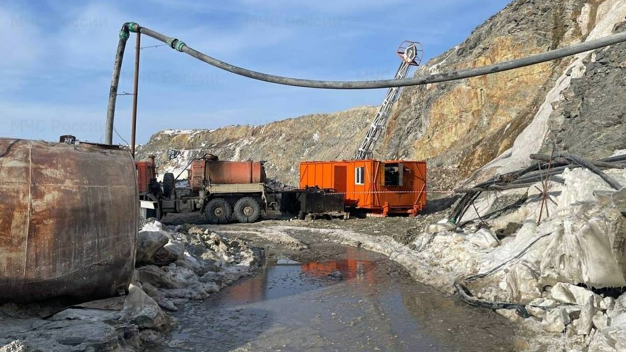 Работников подтопленных шахт в Кузбассе вывели на поверхность