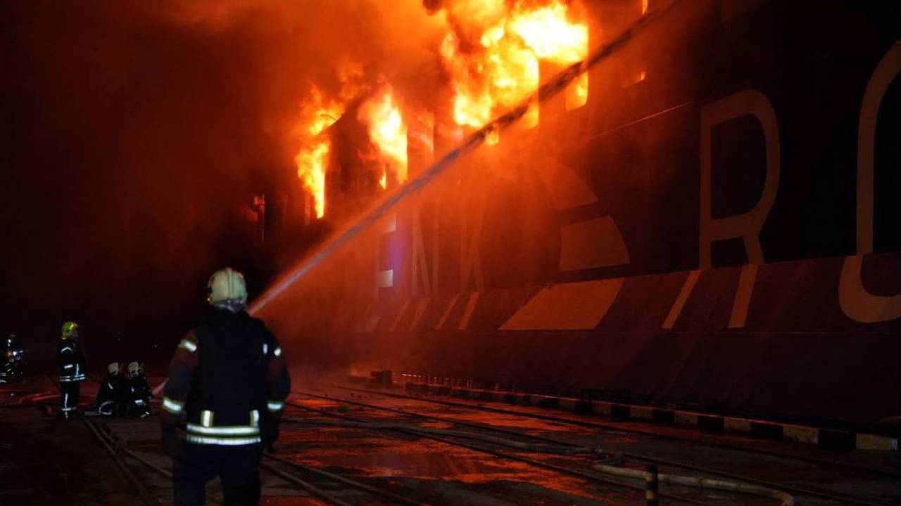 Под Одессой после ночных ударов беспилотников вспыхнул масштабный пожар