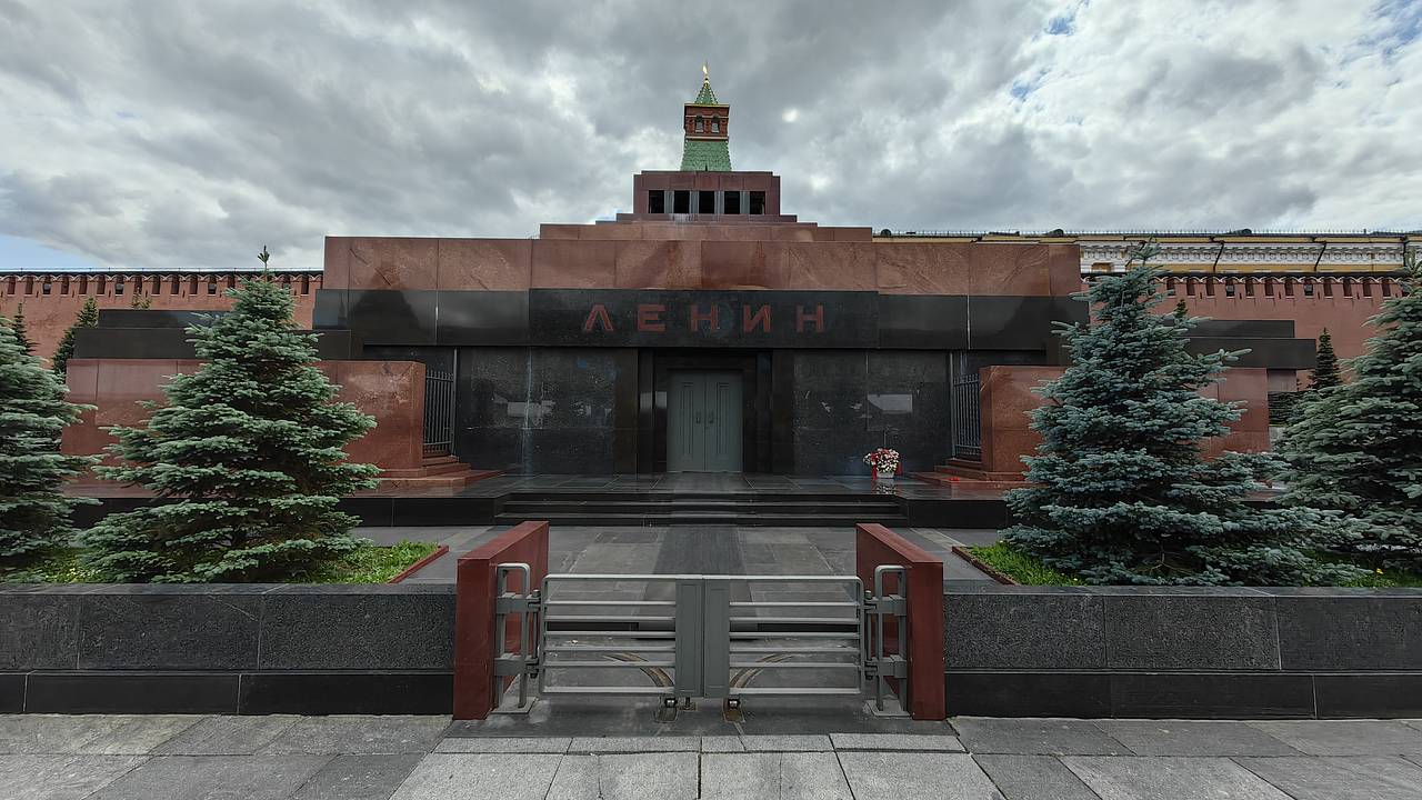 Иностранец побывал в мавзолее и описал впечатления словами «остались только голова и руки»