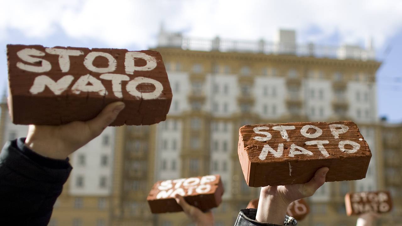 В России объяснили курс НАТО и ЕС на конфронтацию