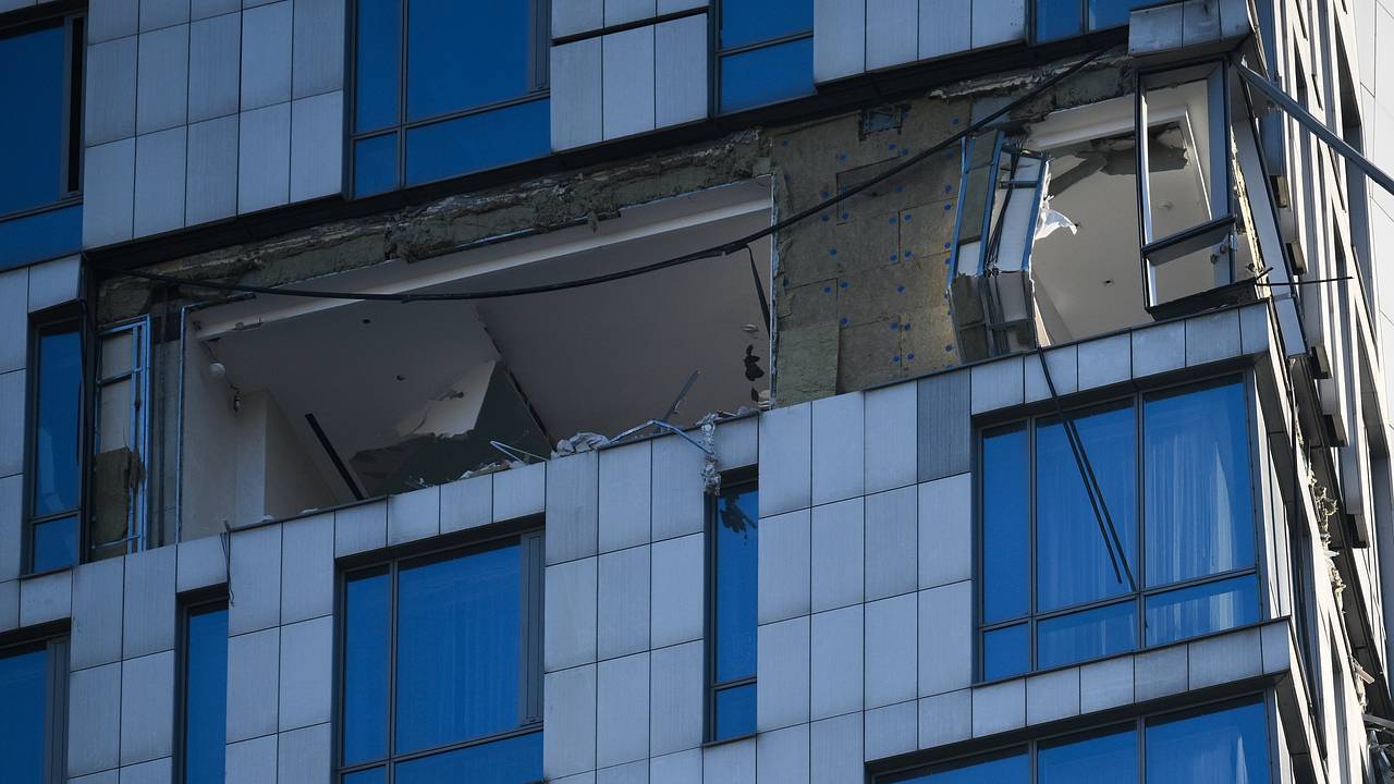 В России прокомментировали попадание беспилотника в жилой дом в Москве В России прокомментировали попадание беспилотника в жилой дом в Москве