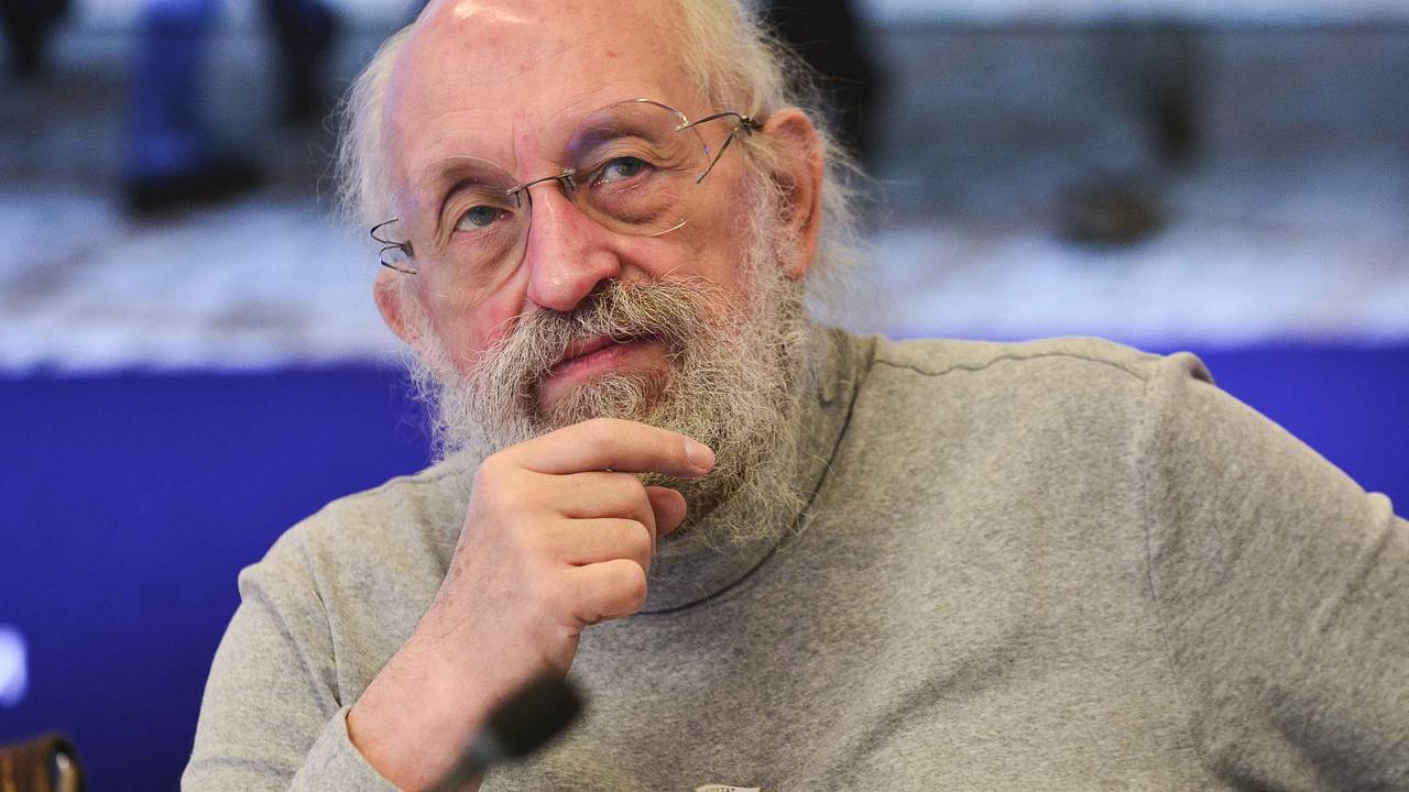 В Госдуме высказались об идее проводить уроки для школьников на ковриках на улице