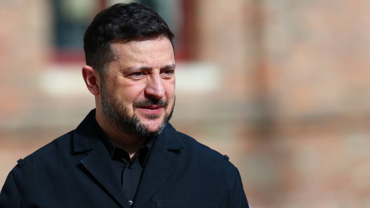 «Украинские дроны могут прилететь». Зеленский пригрозил ударом по параду Победы в Москве. В России ему дали жесткий ответ