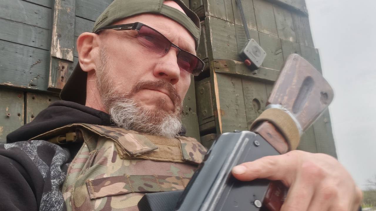 Прошедший СВО звезда «Мажора» пригрозил судом журналистам