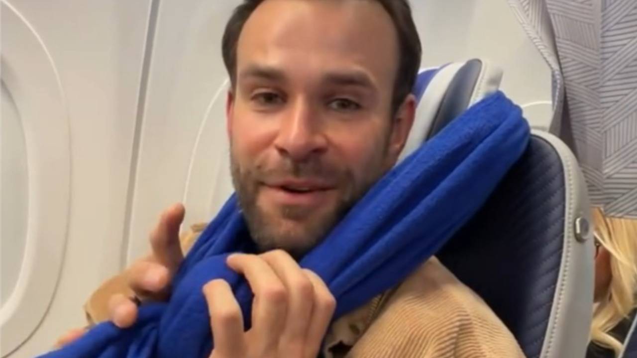 Россиянин показал простой способ удобно спать в самолете и вызвал споры в сети