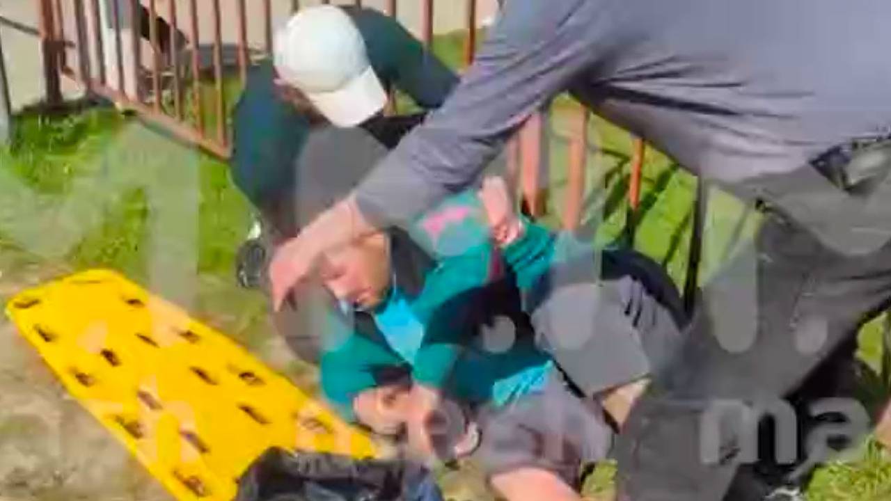Окровавленного мужчину сняли на видео после удара дрона ВСУ по многоэтажке в Чебоксарах