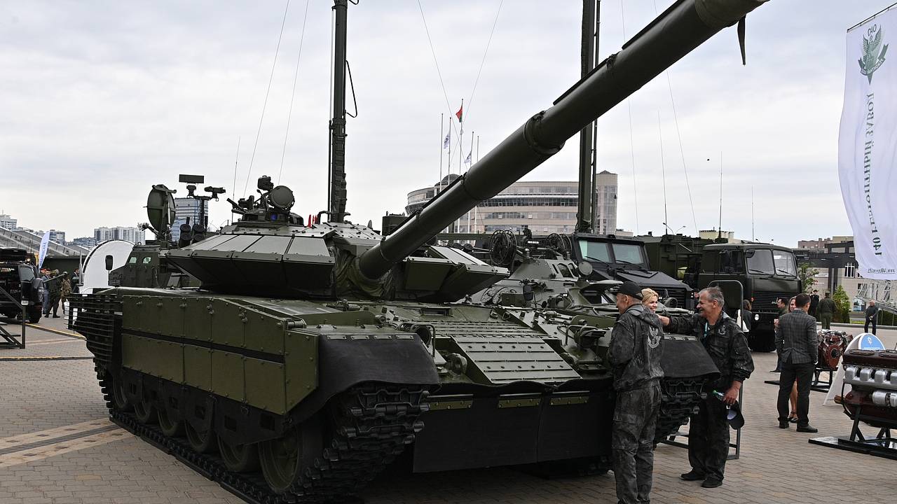 Белорусские Т-72Б2 получили антидроновый «фартук»