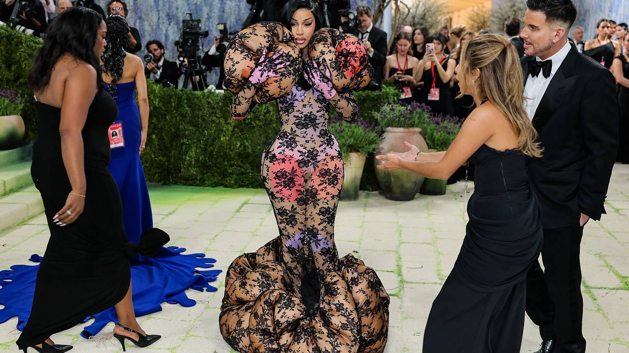 Наряд рэперши Карди Би на Met Gala сравнили с кишками