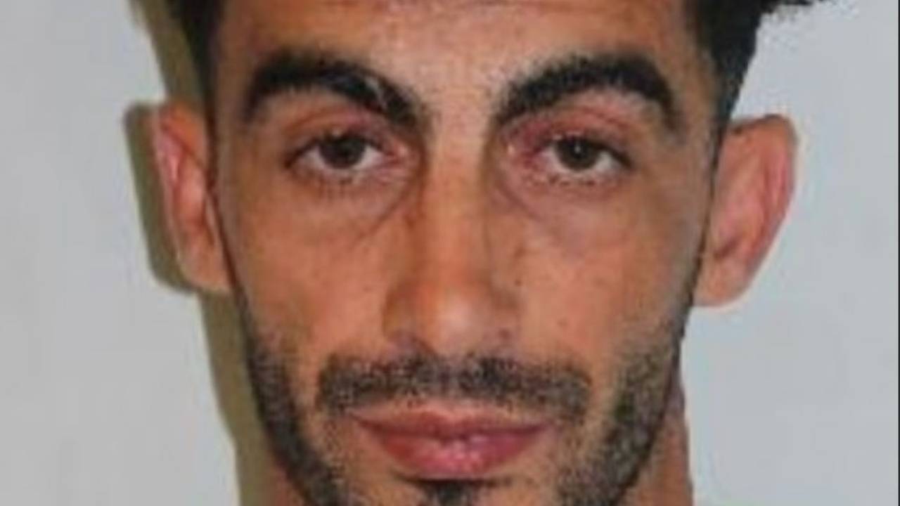 Мужчина украл часы у туриста в Европе и попался из-за следов ДНК на оброненных наушниках