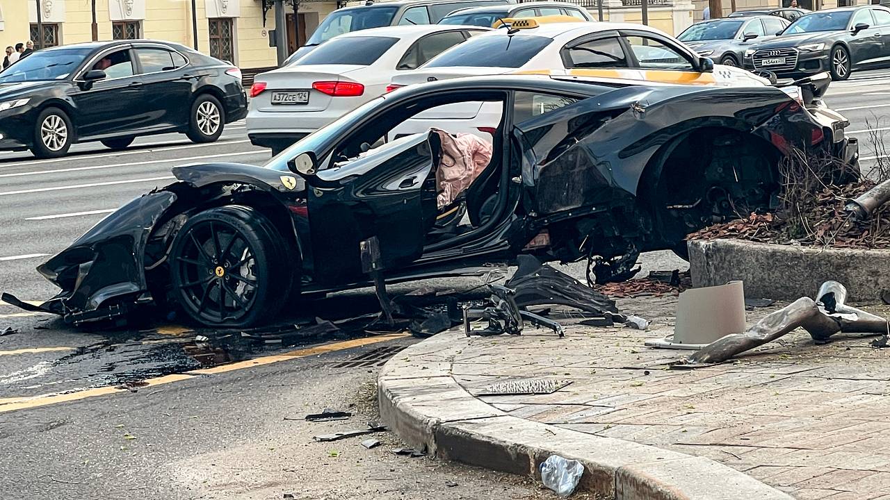 Популярный рэпер попал в ДТП в центре Москвы