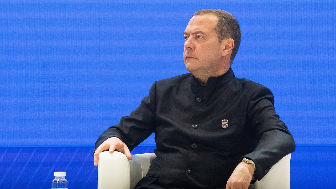 Медведев порассуждал о денацификации ФРГ