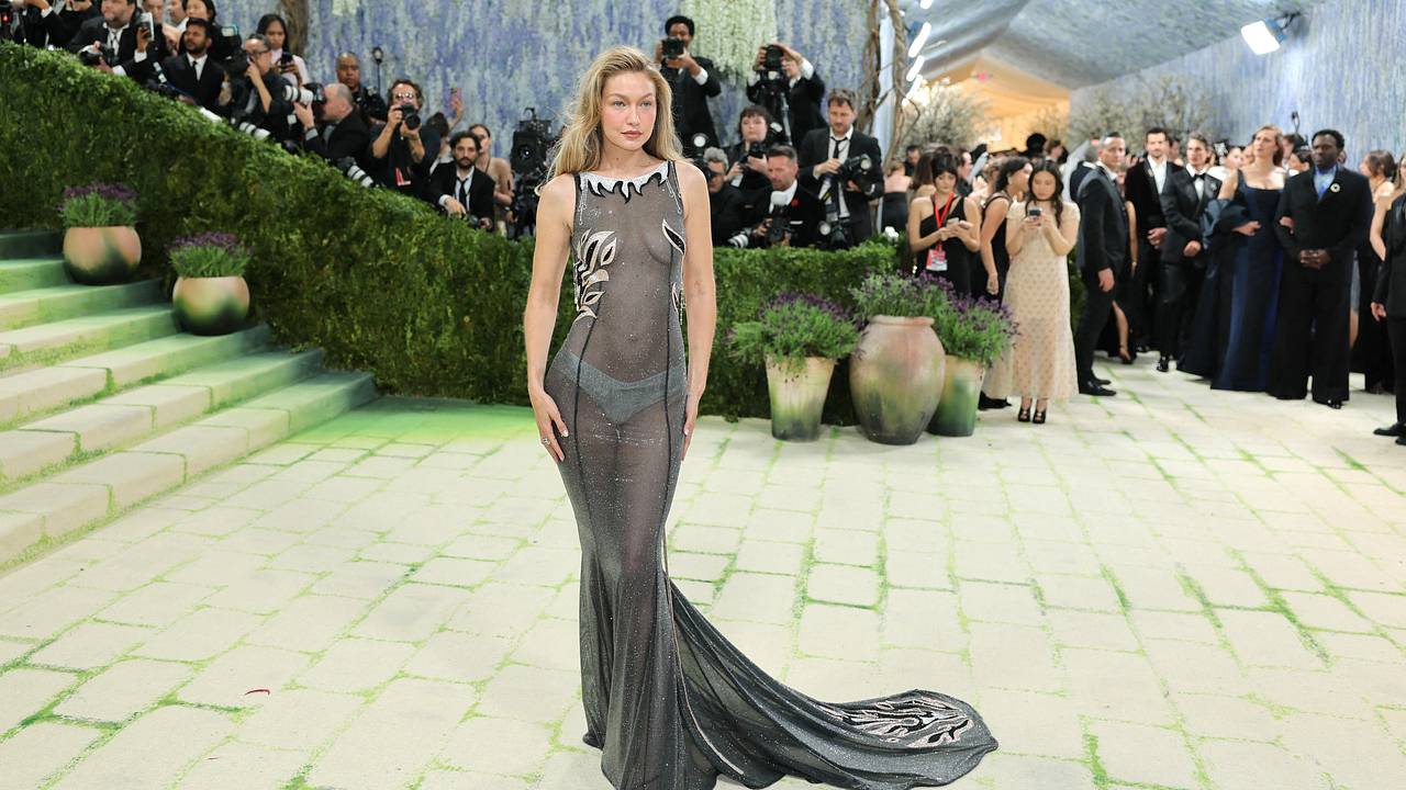 Джиджи Хадид в прозрачном платье без бюстгальтера посетила Met Gala