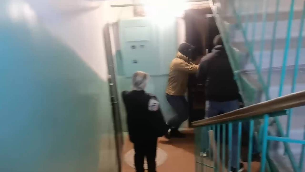 Вежливый ультиматум при задержании россиян за призывы к диверсиям попал на видео
