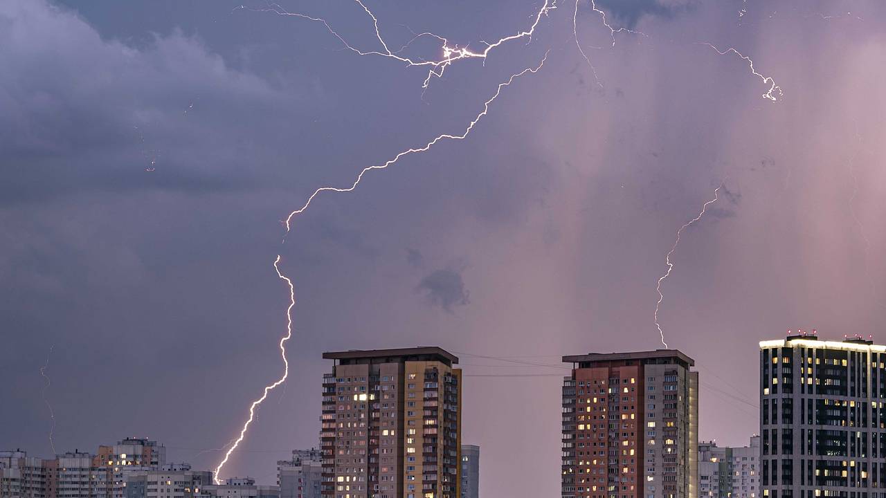 Москвичам назвали срок начала грозы
