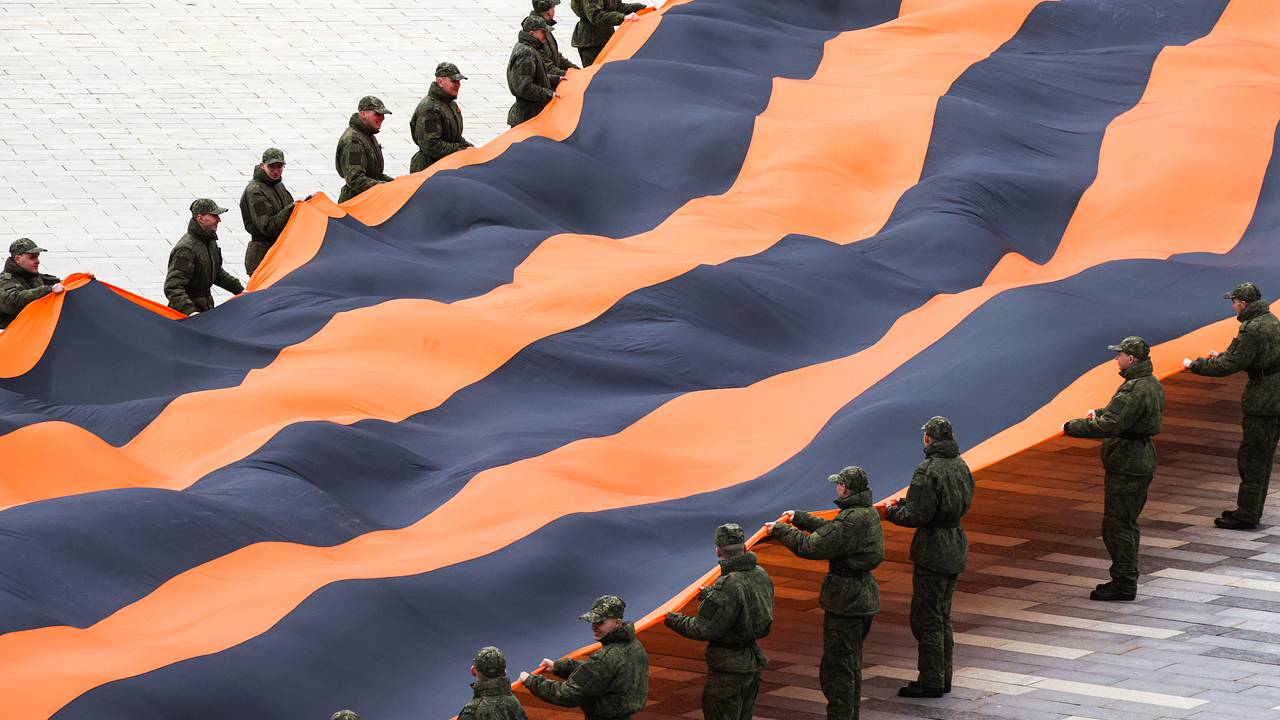Россиян предупредили о последствиях неправильного ношения георгиевской ленты