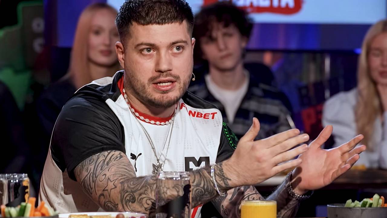 Популярный в России стример рассказал о бегавшей за ним с кирпичом матери