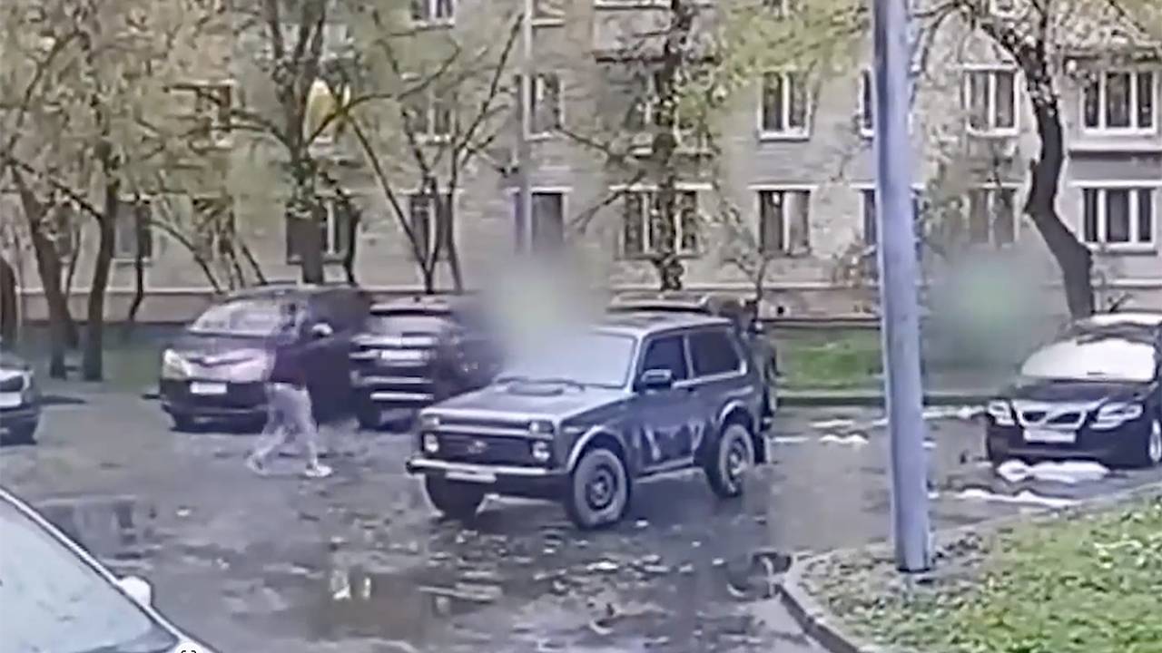 Нападение подростка на мужчину ради 3,8 миллиона рублей в Москве попало на видео