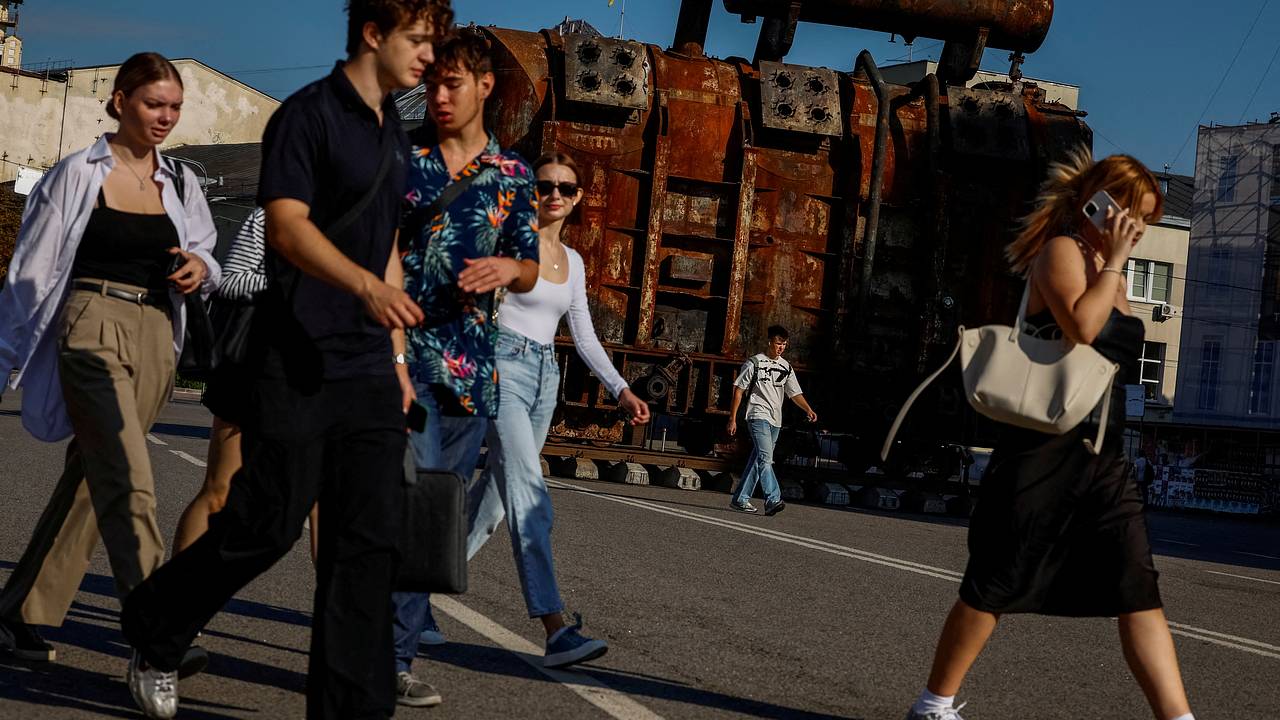 Украинские города с дронов забросали листовками о Зеленском