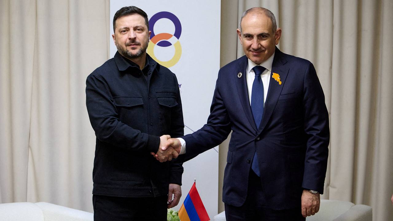Захарова прокомментировала общение Зеленского и Пашиняна на английском