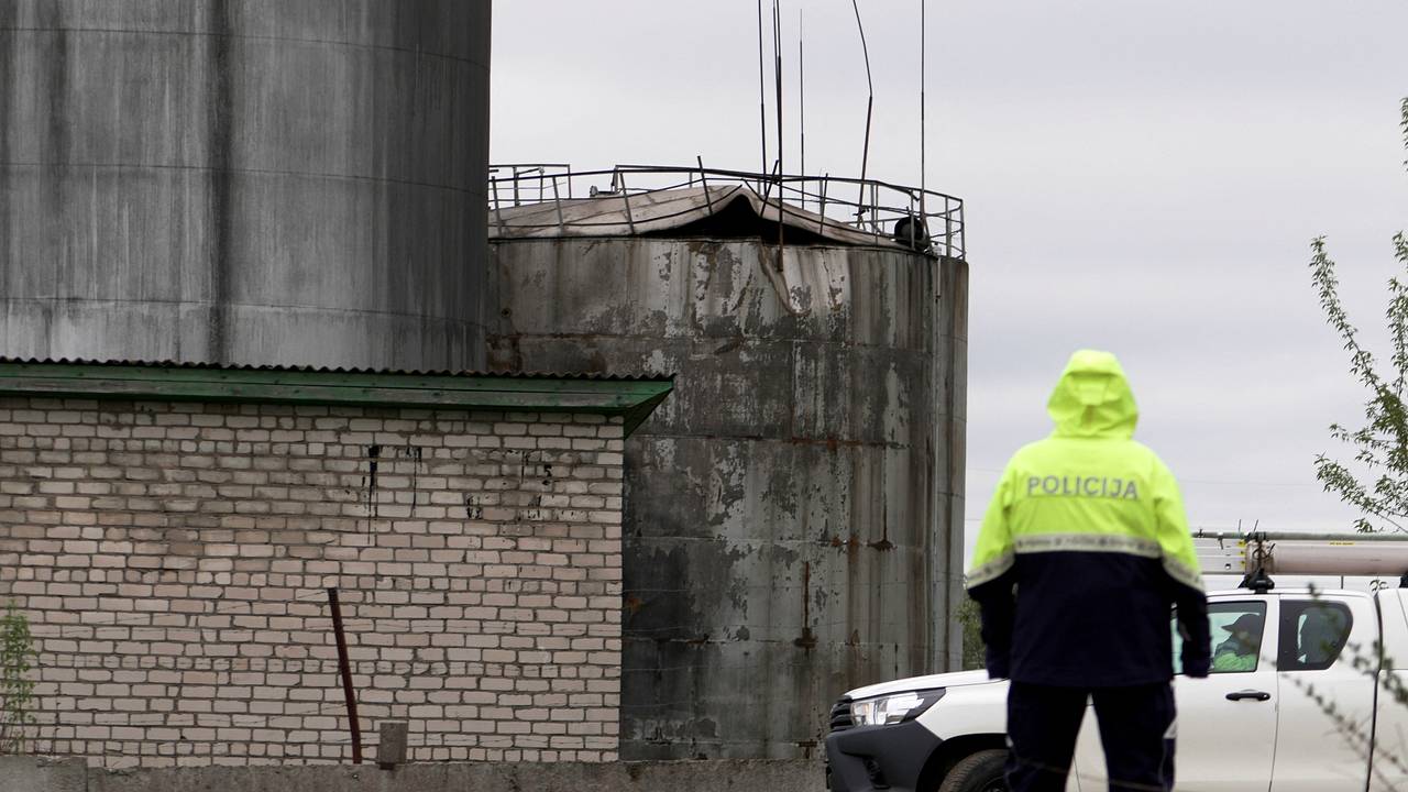 Латвия обвинила Россию в падении украинских дронов на нефтебазу в республике