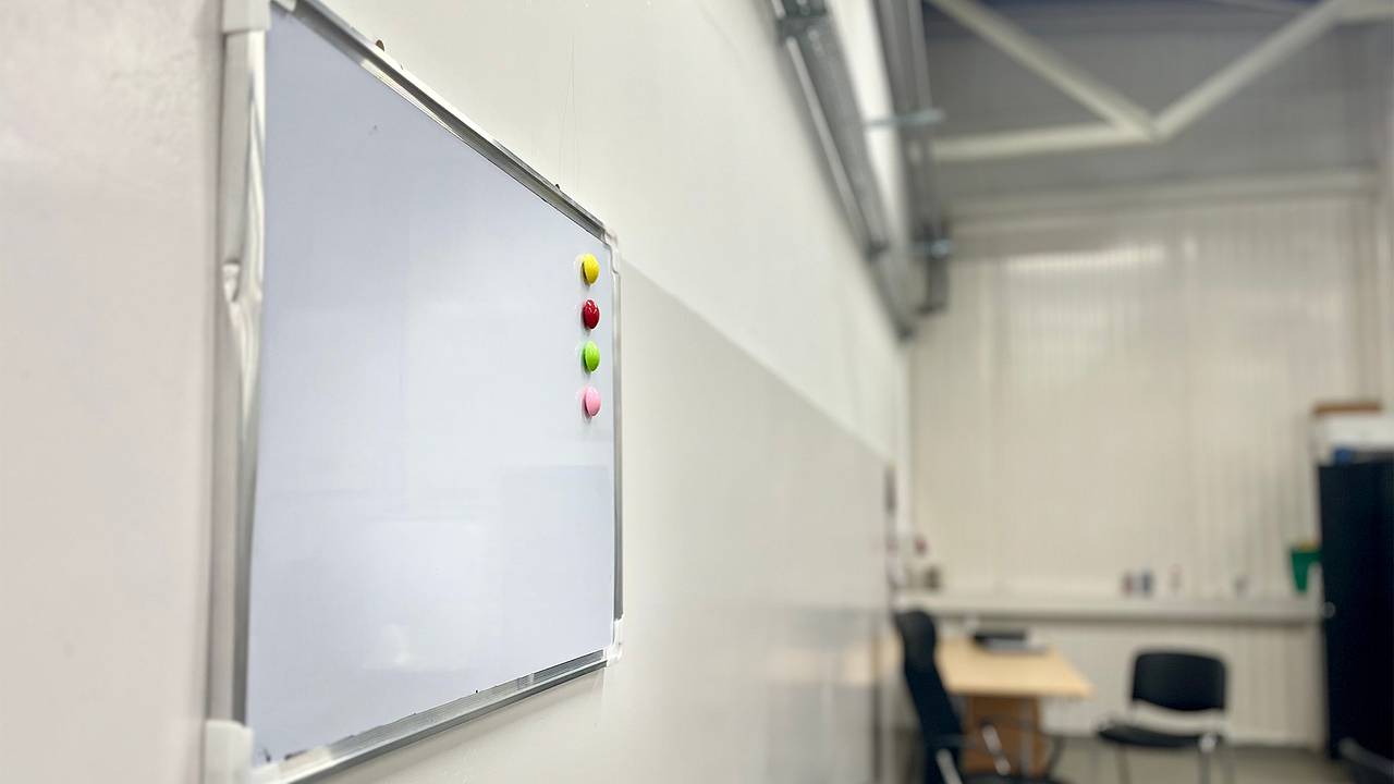 Мужчина сложил фигурку в виде пениса в неподходящем месте и испугался за свое будущее