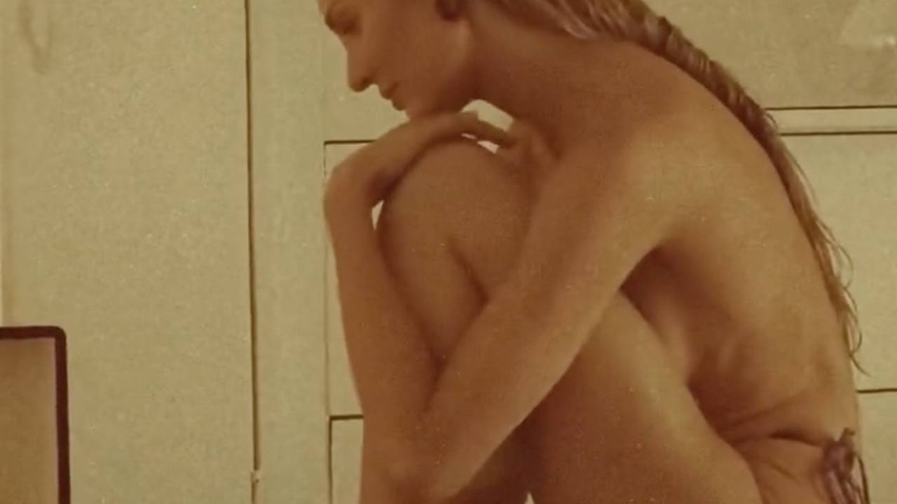«Ангел» Victoria's Secret топлес послушала музыку и восхитила фанатов «Ангел» Victoria's Secret топлес послушала музыку и восхитила фанатов