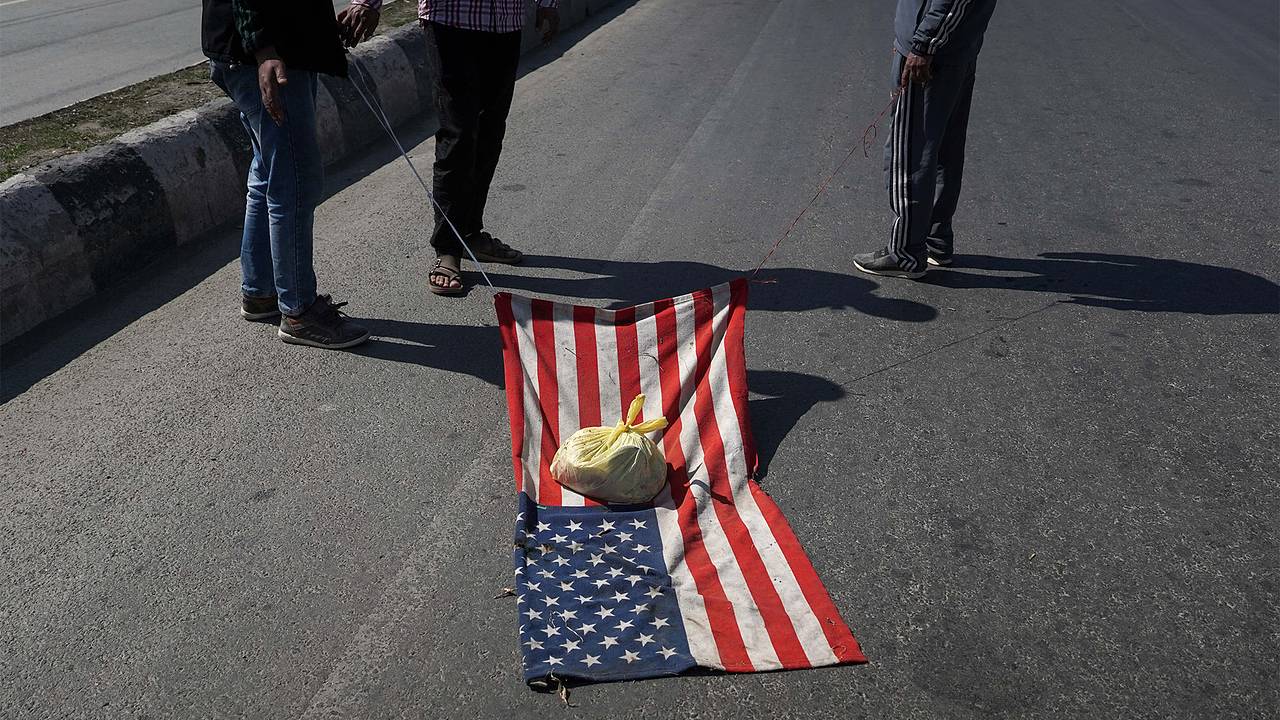 США опустились ниже России по уровню мирового одобрения