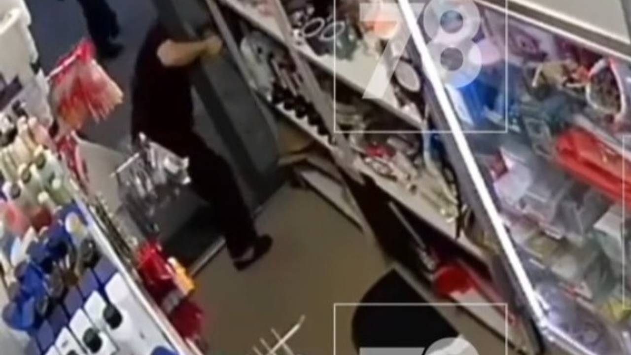 Российская школьница оттаскала за волосы продавца в магазине и попала на видео