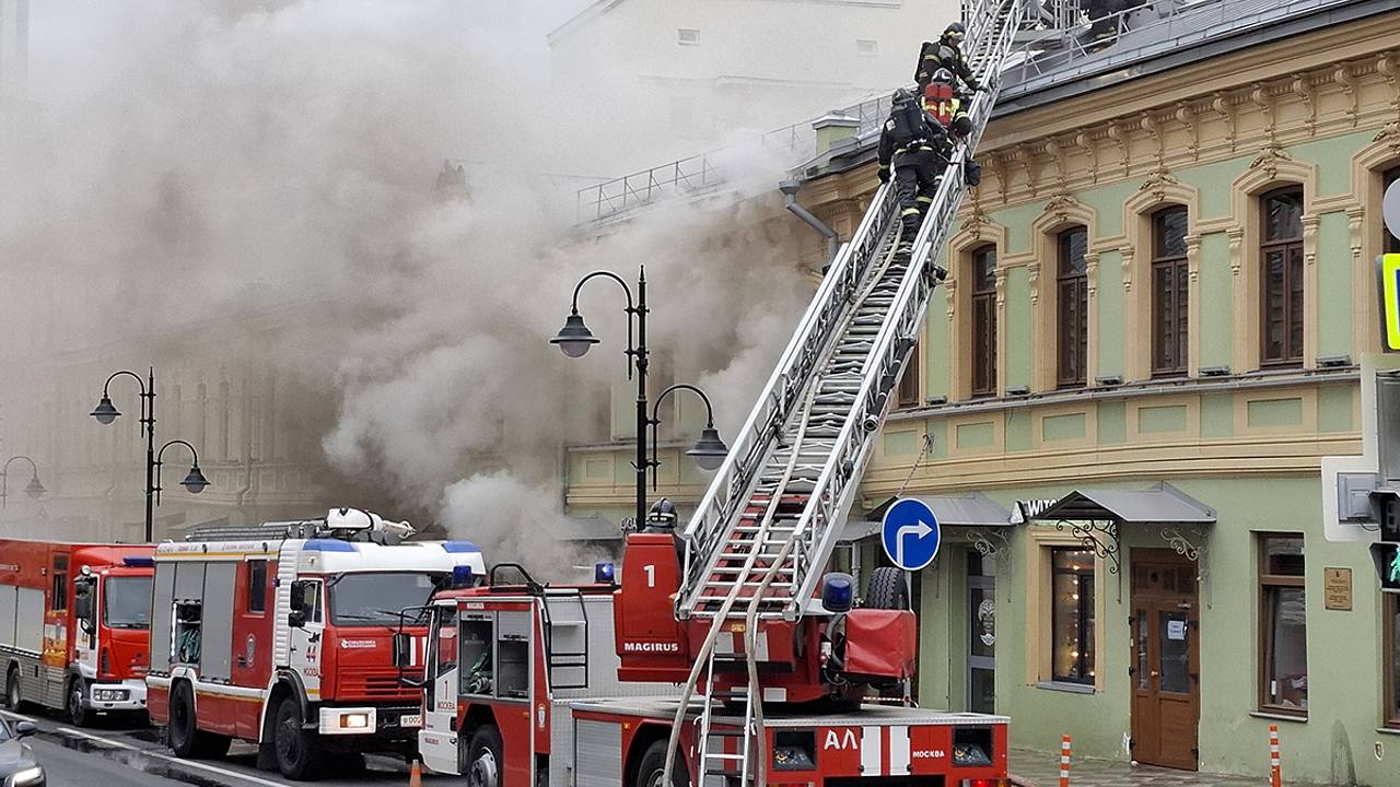 В центре Москвы загорелось историческое здание