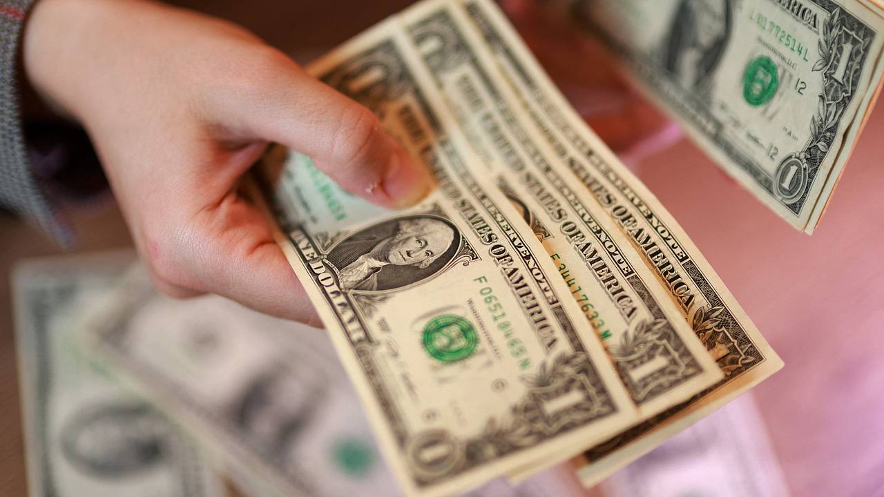 Официальный курс доллара упал почти до 74 рублей