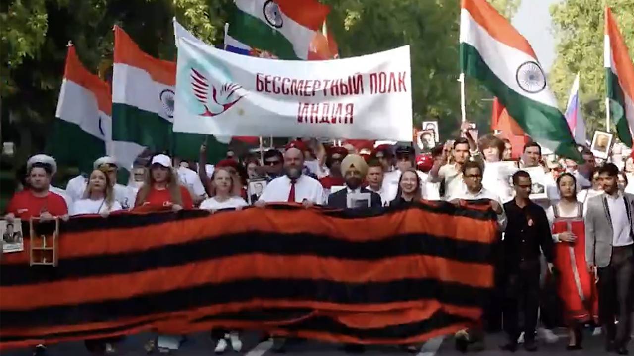 Сотни человек пришли на акцию «Бессмертный полк» в Индии