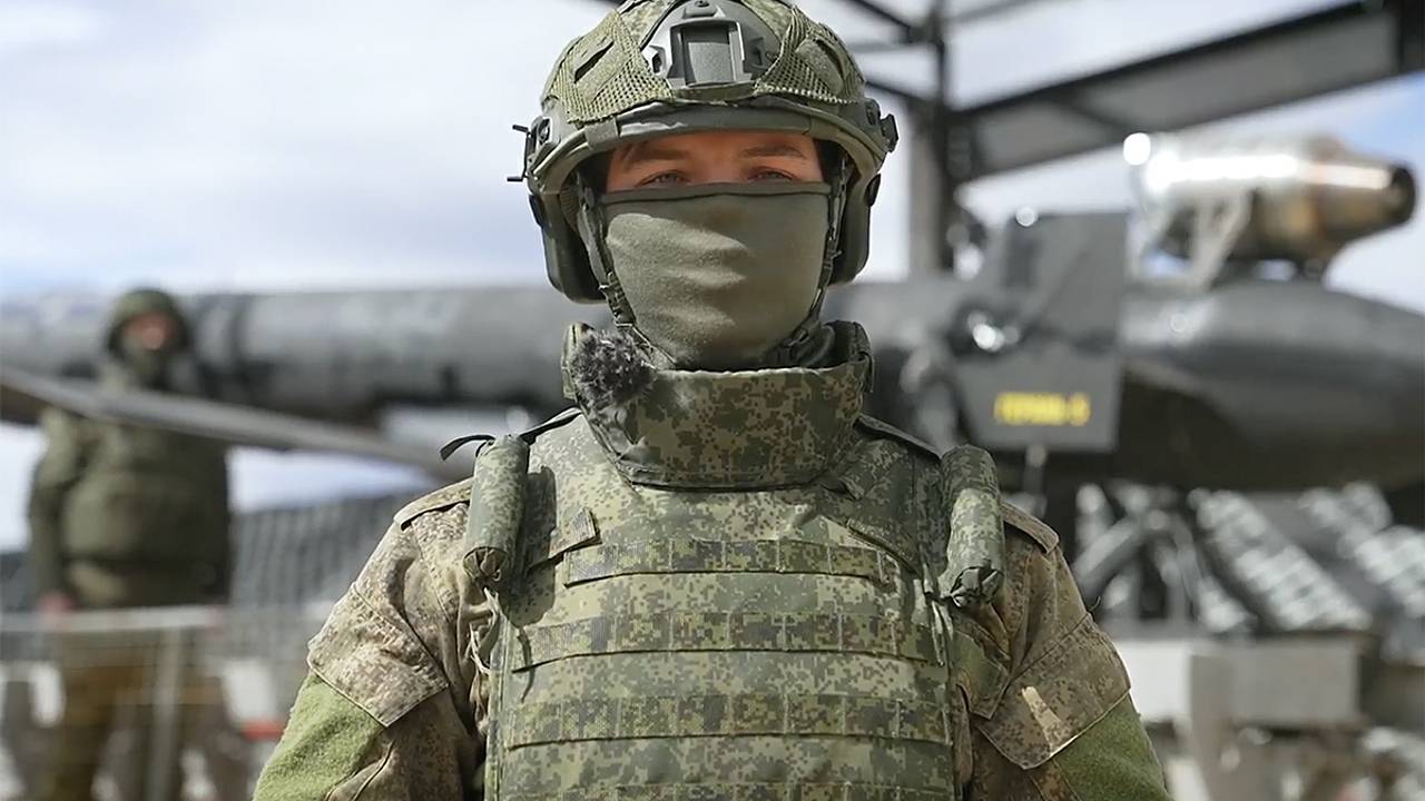 Во время трансляции парада Победы показали работу Вооруженных сил России в зоне СВО