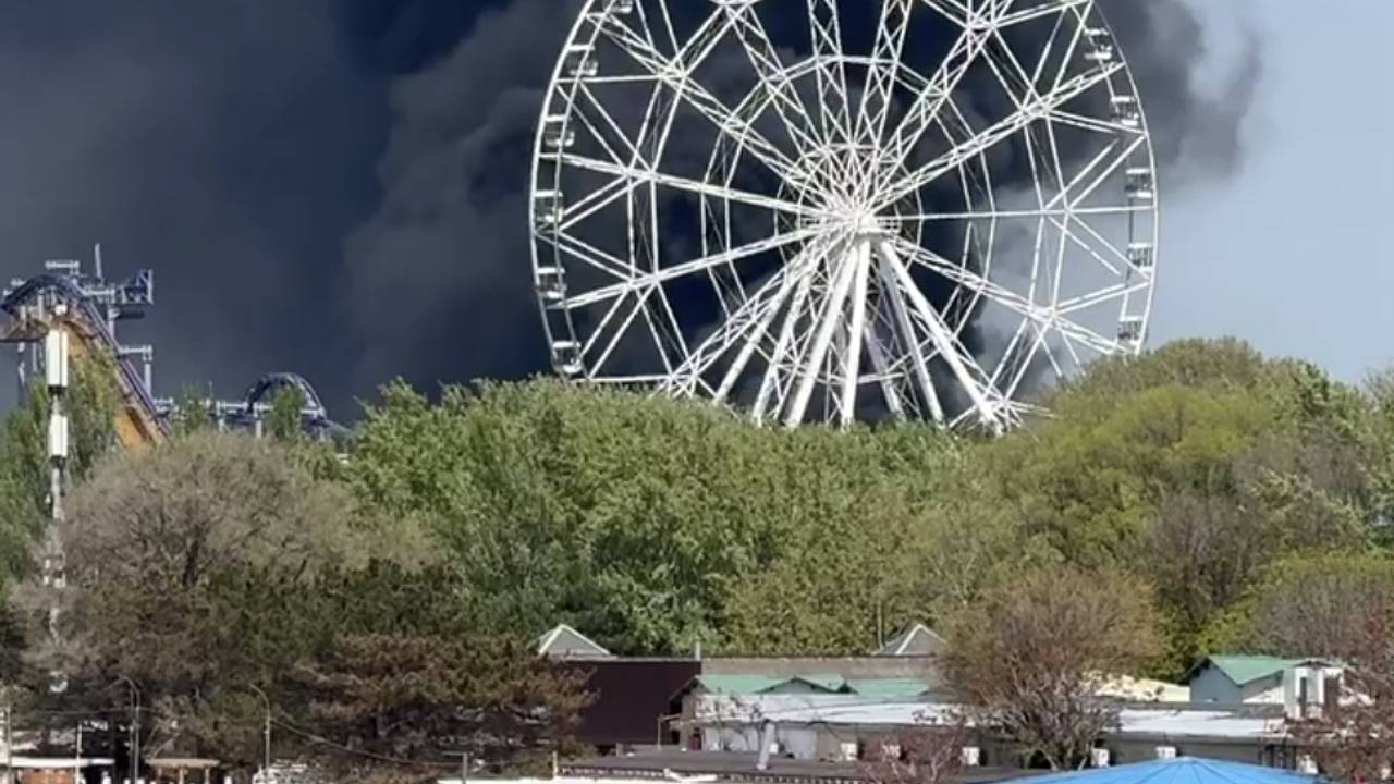 Пожар на территории парка аттракционов в российском городе попал на видео Пожар на территории парка аттракционов в российском городе попал на видео