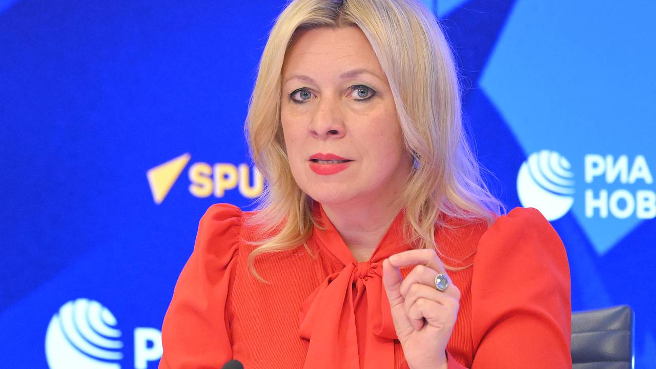 Захарова вспомнила Пугачеву после слов экс-премьера Польши о Зеленском