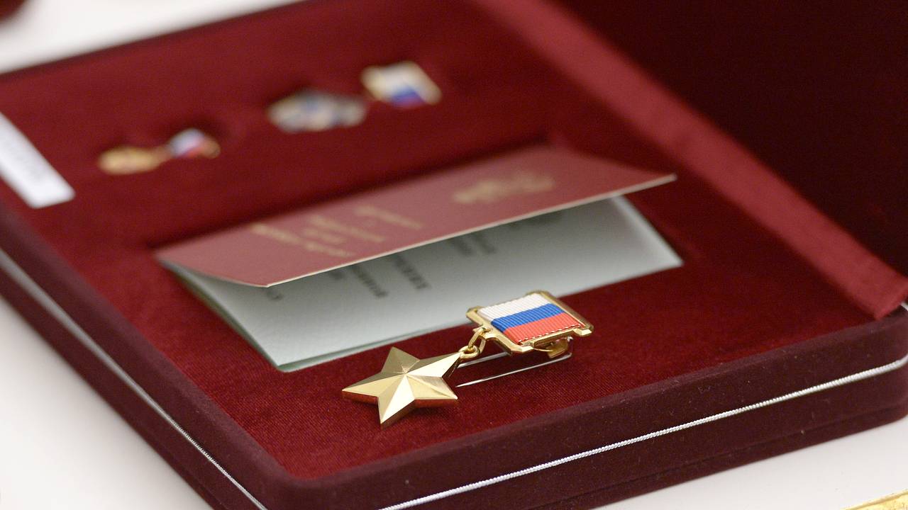 Закрывший от дрона товарища на СВО детдомовец получил звание Героя России