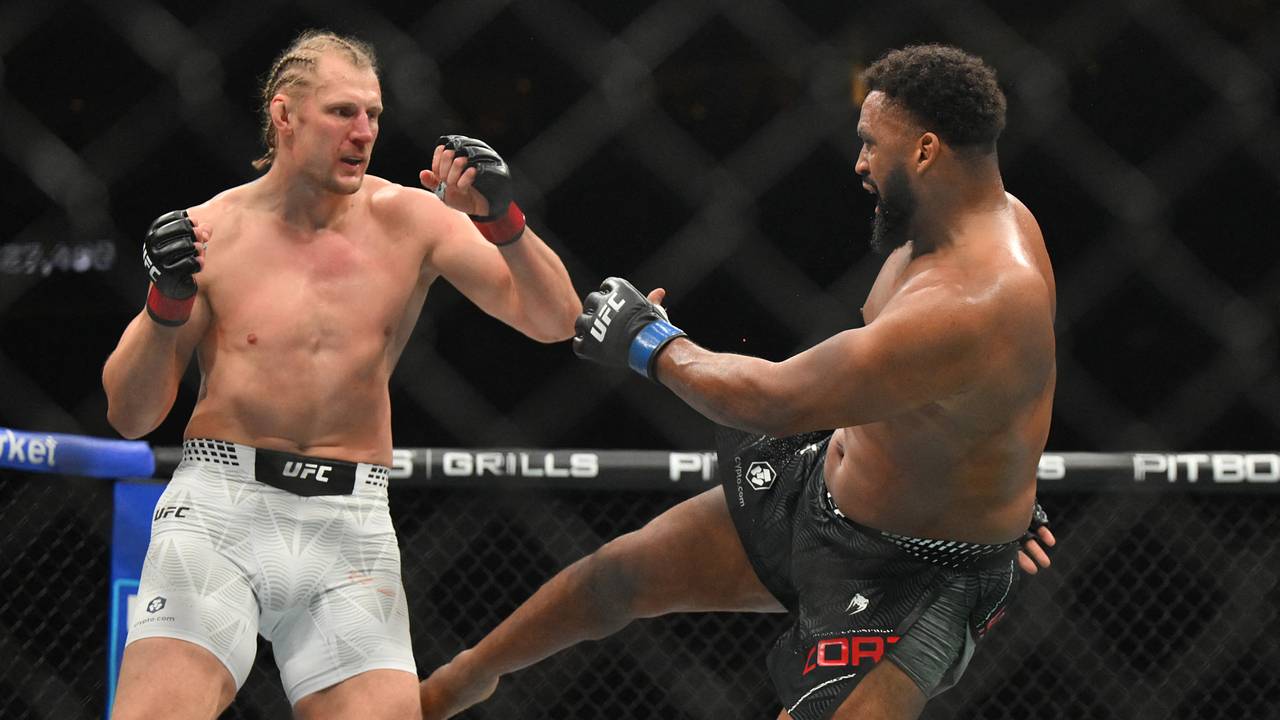 Российский боец UFC Волков победил Кортеса-Акосту