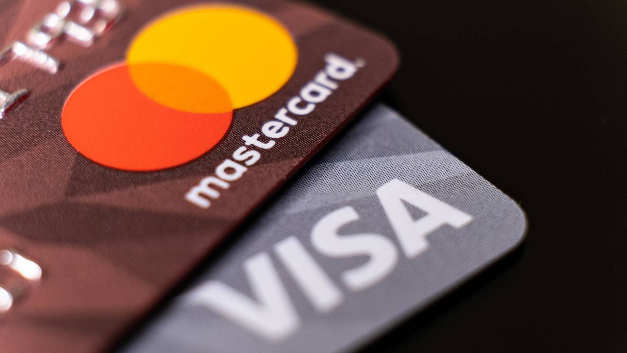 В одну страну после 15 лет отсутствия вернулись Visa и Mastercard