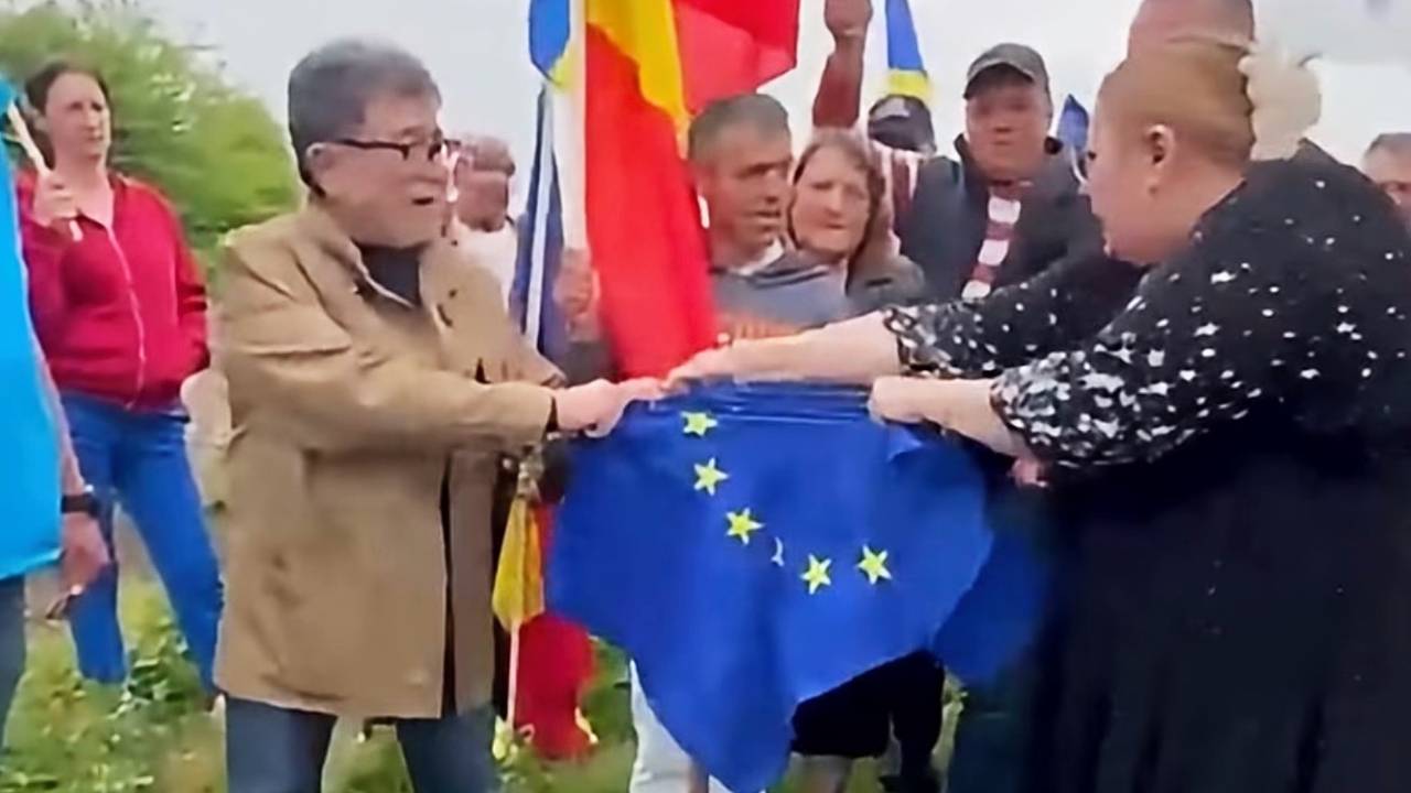 Евродепутат от Румынии разорвала флаг Евросоюза