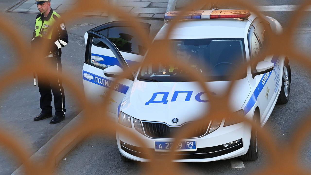 Женщина на машине врезалась в здание ресторана в Москве