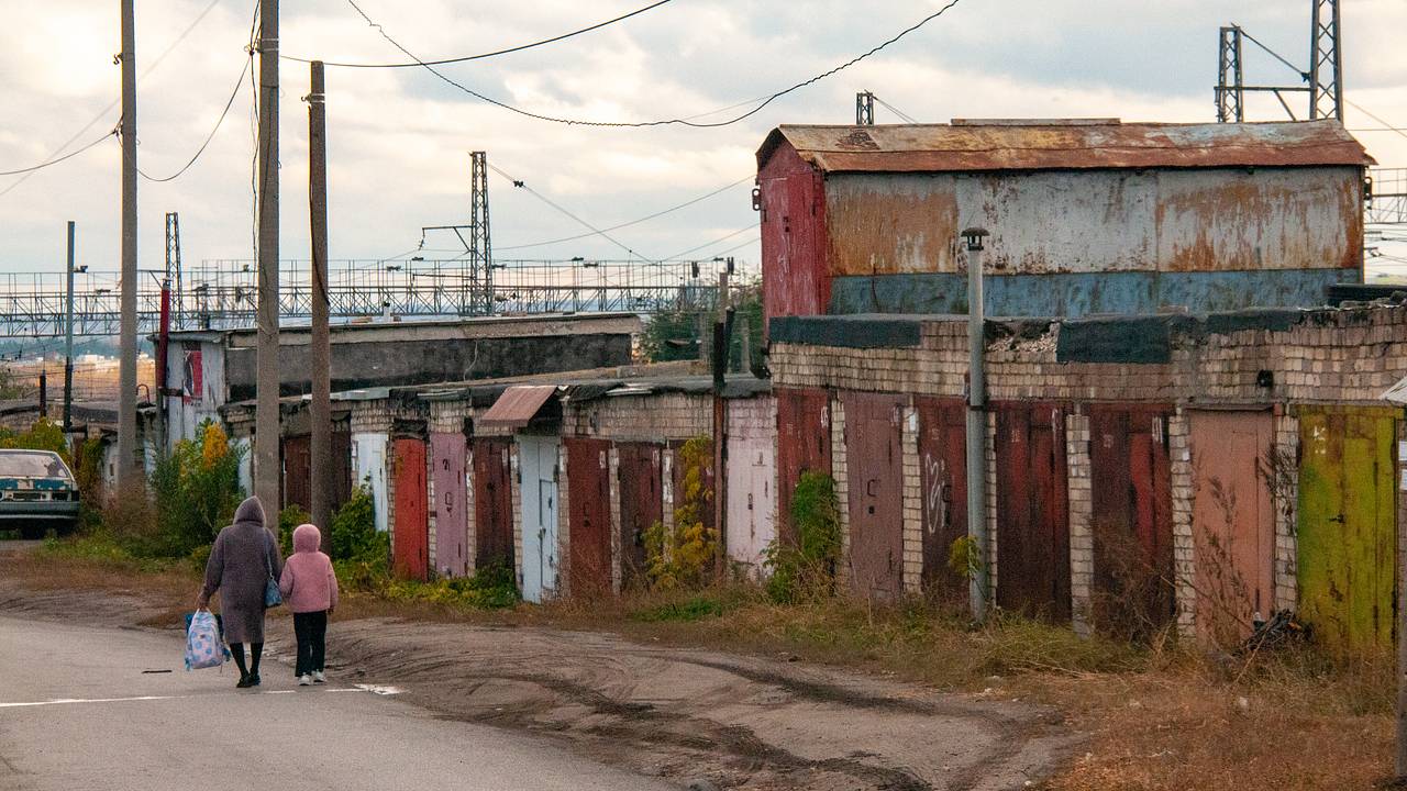Москвичи начали жить в гаражах