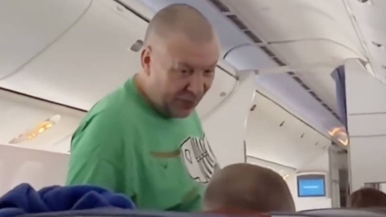 Поведение пьяного россиянина в самолете до Мальдив описали фразой «начал блевать в проход»