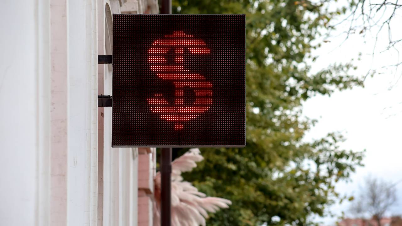 Курс доллара упал ниже 73 рублей