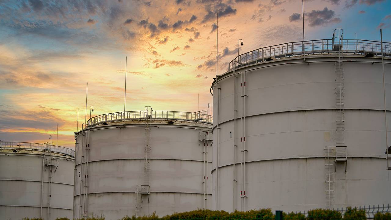 Нефтеперерабатывающий завод остановился в российском регионе